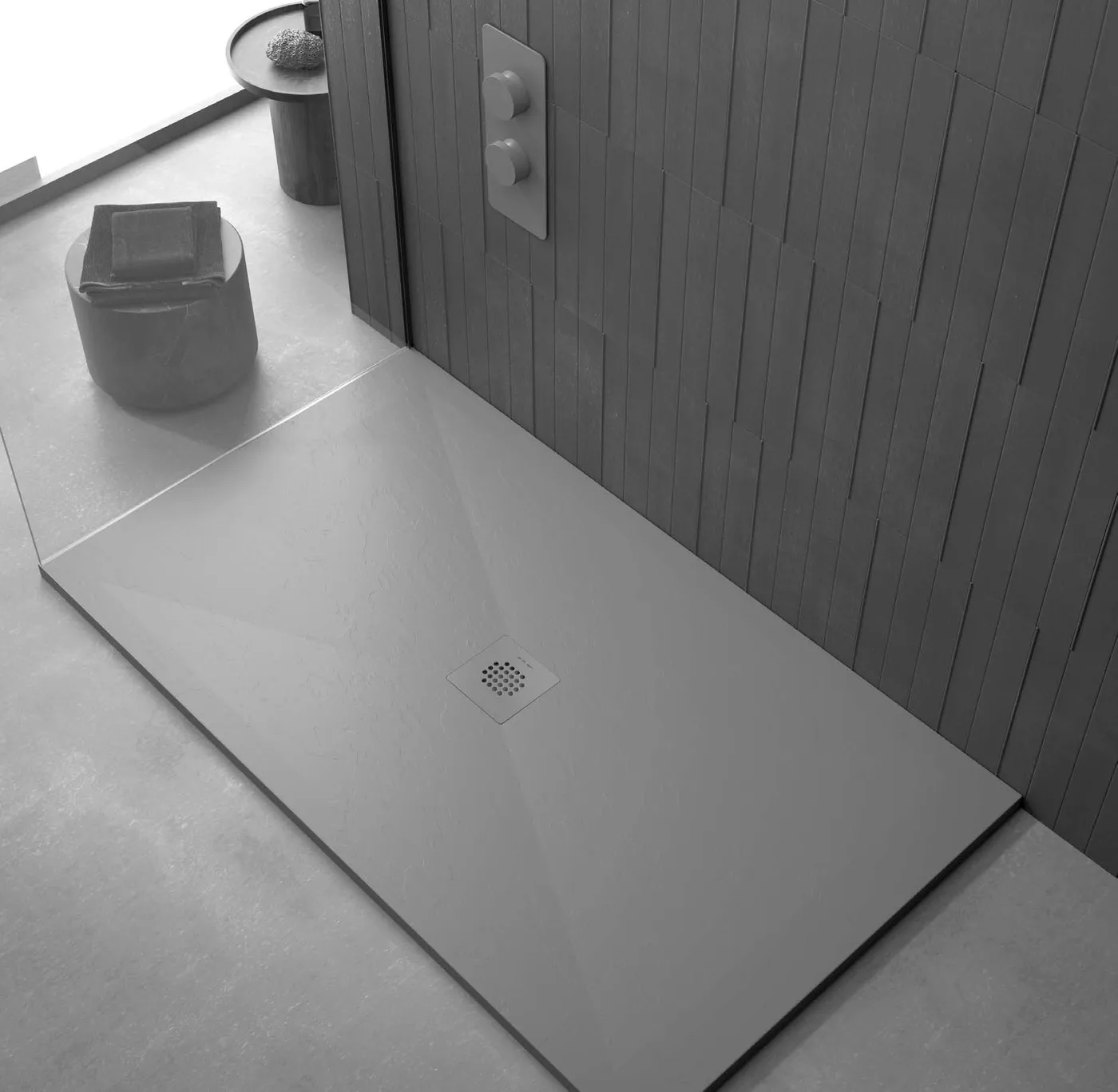 Plato de ducha gris medio instalado en un baño