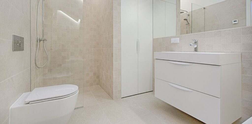 Ideas para ganar espacio al cambiar la bañera por plato de ducha