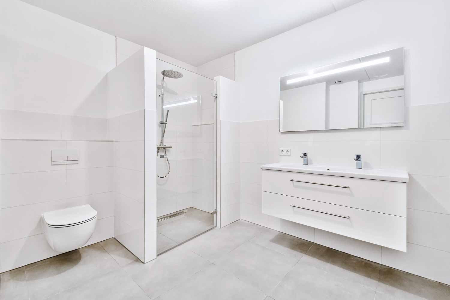 ¡Adiós Bañera, Hola Placer! Beneficios de Cambiar a un Plato de Ducha