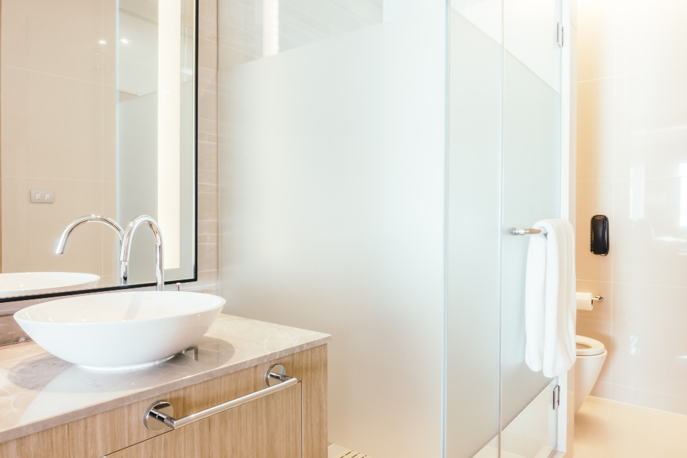 ¿Qué mampara elegir según tu baño?